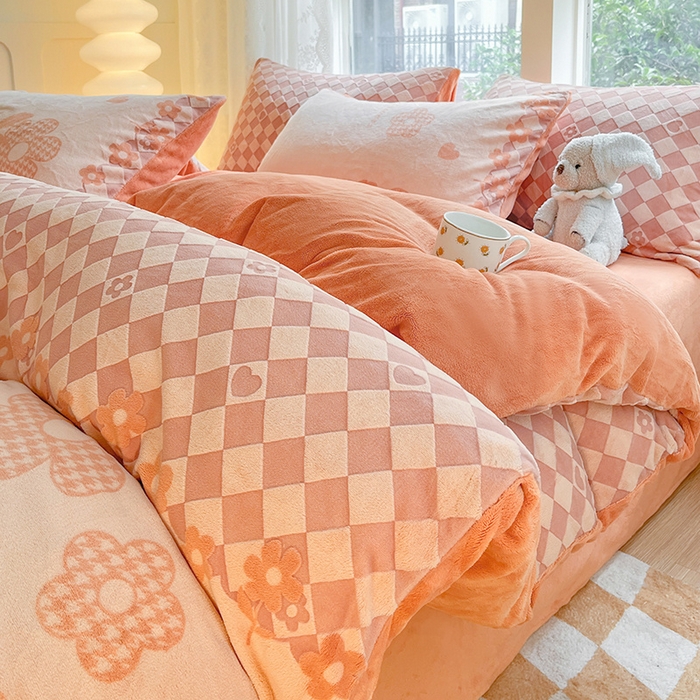 91家纺网 家纺一手货源 找家纺 雅居纺家纺 2025新款立体雕花牛奶绒四件套-幸运花系列 幸运花-桔