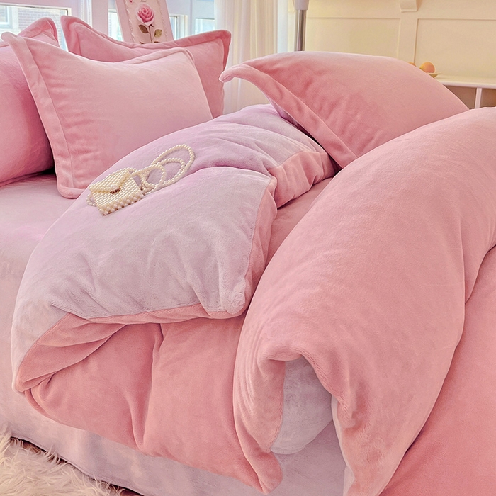 91家纺网 家纺一手货源 找家纺 富馨莱 2025新款牛奶绒纯色双拼被套 双拼蜜桃粉+糯紫