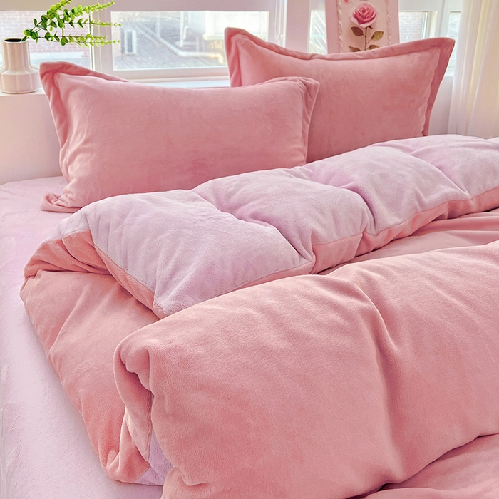 91家纺网 家纺一手货源 找家纺 富馨莱 2025新款牛奶绒纯色双拼被套 双拼蜜桃粉+糯紫