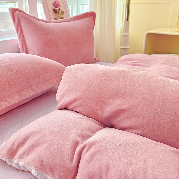 91家纺网 家纺一手货源 找家纺 富馨莱 2025新款牛奶绒纯色双拼被套 双拼蜜桃粉+糯紫