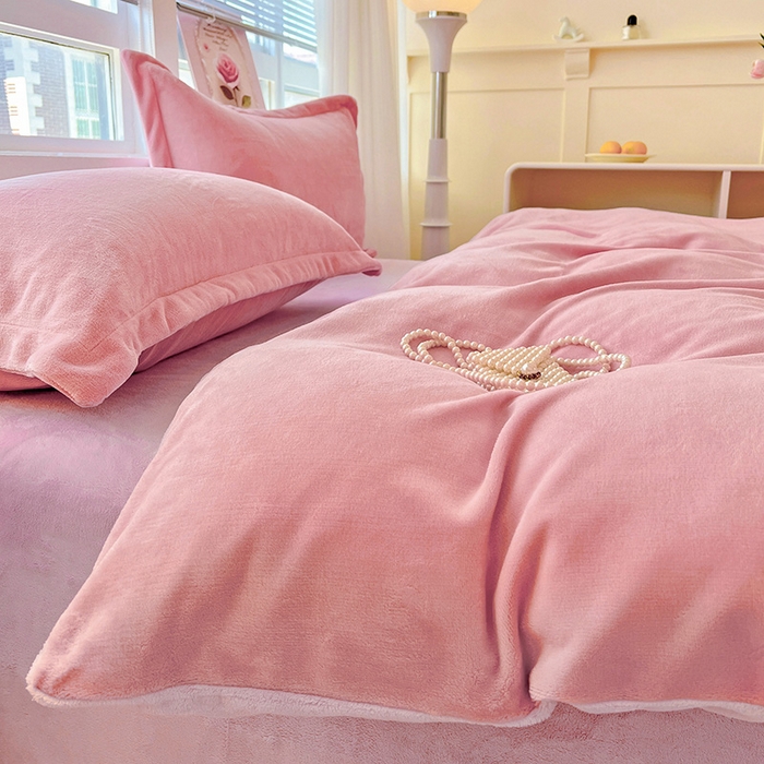 91家纺网 家纺一手货源 找家纺 富馨莱 2025新款牛奶绒纯色双拼被套 双拼蜜桃粉+糯紫