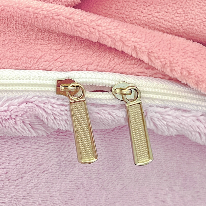 91家纺网 家纺一手货源 找家纺 富馨莱 2025新款牛奶绒纯色双拼被套 双拼蜜桃粉+糯紫