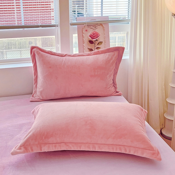 91家纺网 家纺一手货源 找家纺 富馨莱 2025新款牛奶绒纯色双拼被套 双拼蜜桃粉+糯紫