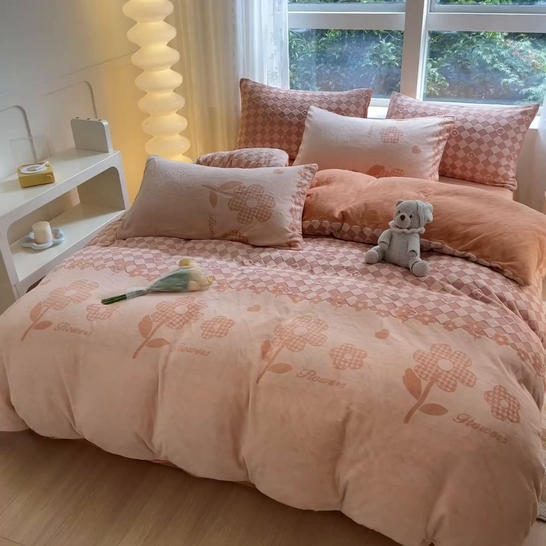 91家纺网 家纺一手货源 找家纺 雅居纺家纺 2025新款立体雕花牛奶绒四件套-幸运花系列 幸运花-桔