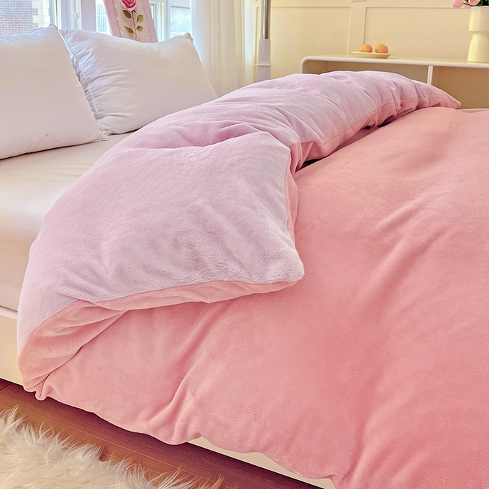 91家纺网 家纺一手货源 找家纺 富馨莱 2025新款牛奶绒纯色双拼被套 双拼蜜桃粉+糯紫