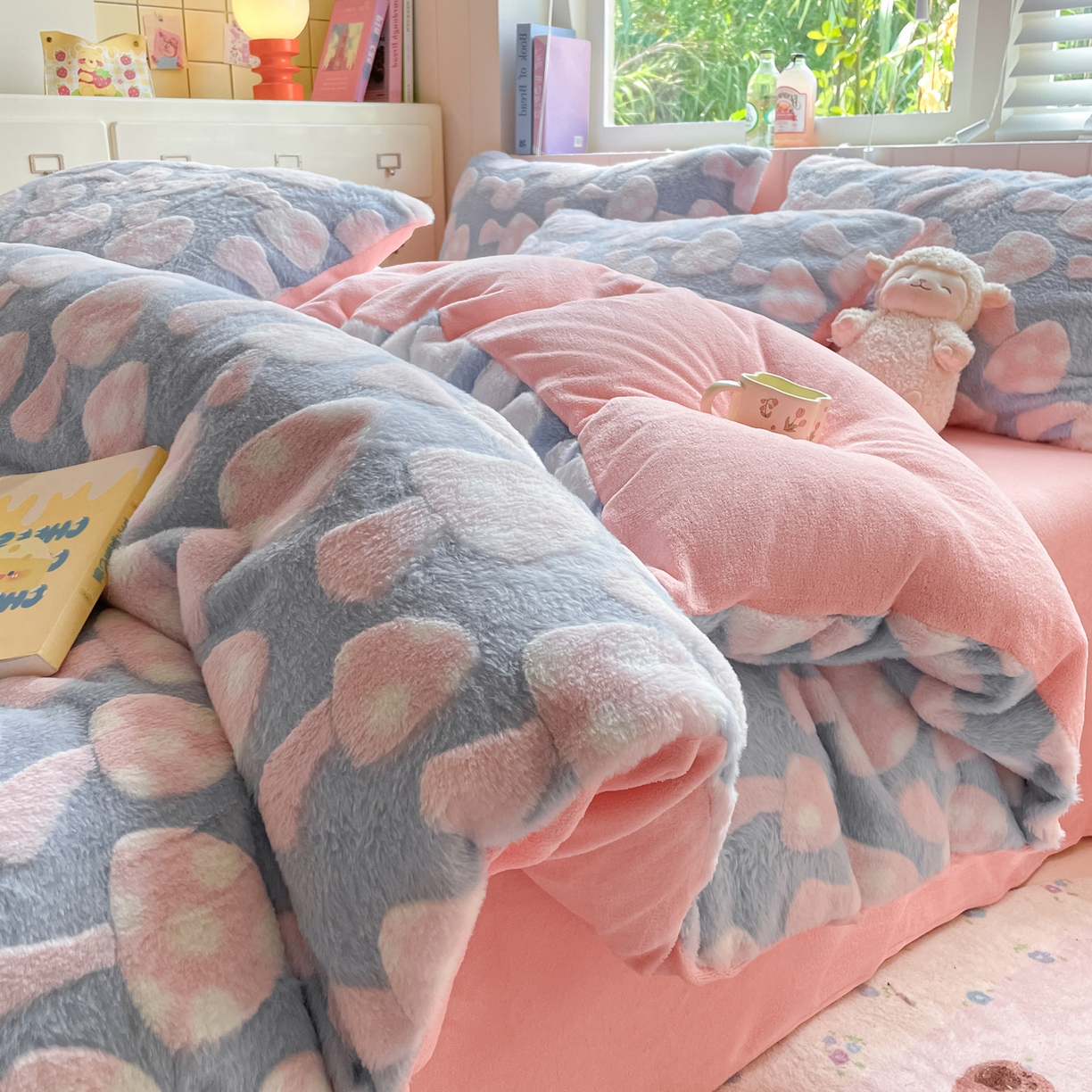 91家纺网 家纺一手货源 找家纺 雅居纺家纺 2025新款立体雕花兔绒牛奶绒四件套 小蘑菇-蓝粉