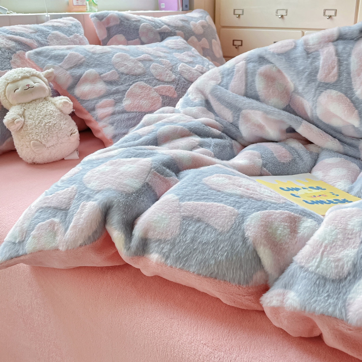 91家纺网 家纺一手货源 找家纺 雅居纺家纺 2025新款立体雕花兔绒牛奶绒四件套 小蘑菇-蓝粉