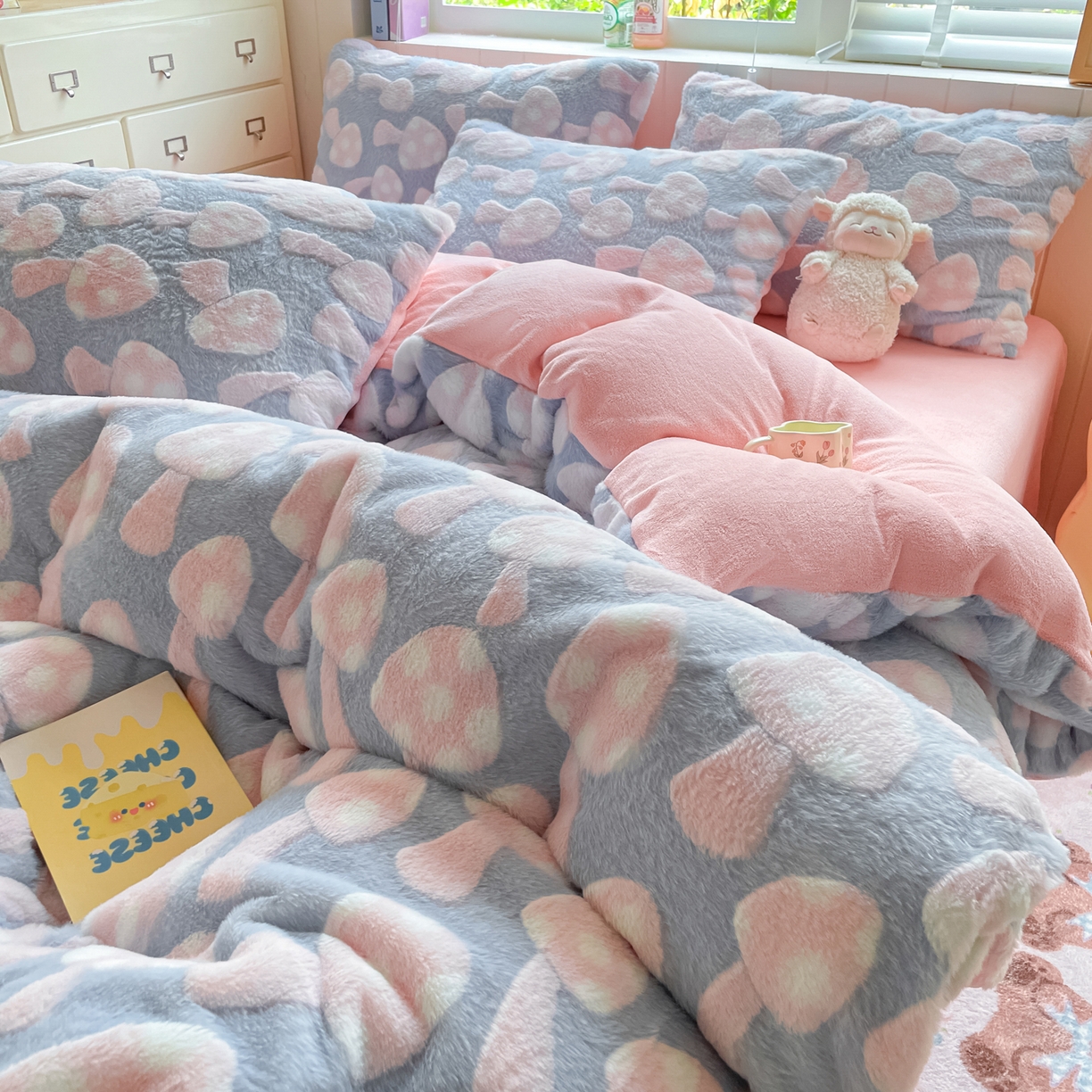 91家纺网 家纺一手货源 找家纺 雅居纺家纺 2025新款立体雕花兔绒牛奶绒四件套 小蘑菇-蓝粉