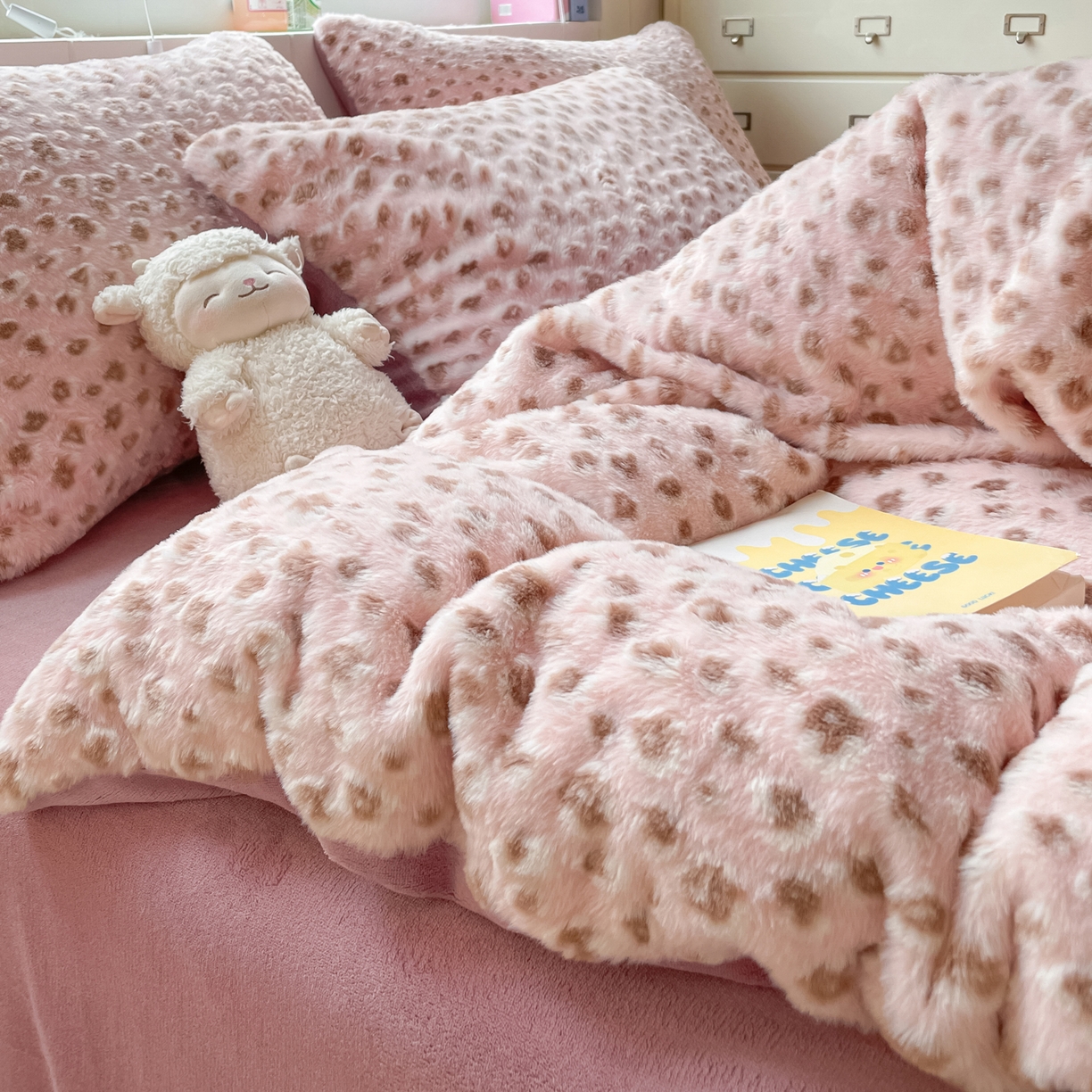 91家纺网 家纺一手货源 找家纺 雅居纺家纺 2025新款立体雕花兔绒牛奶绒四件套 豹纹-豆沙