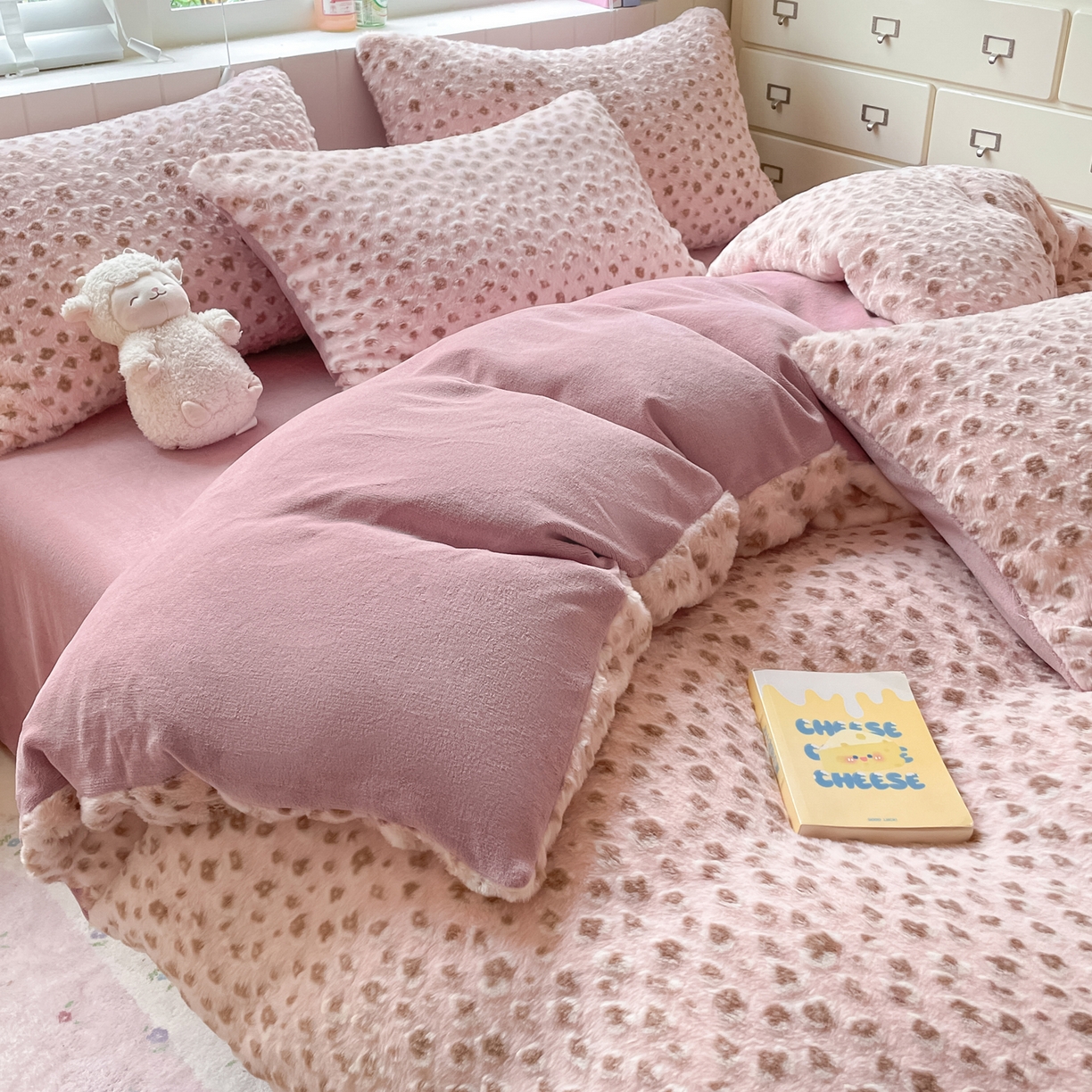 雅居纺家纺 2025新款立体雕花兔绒牛奶绒四件套 豹纹-豆沙