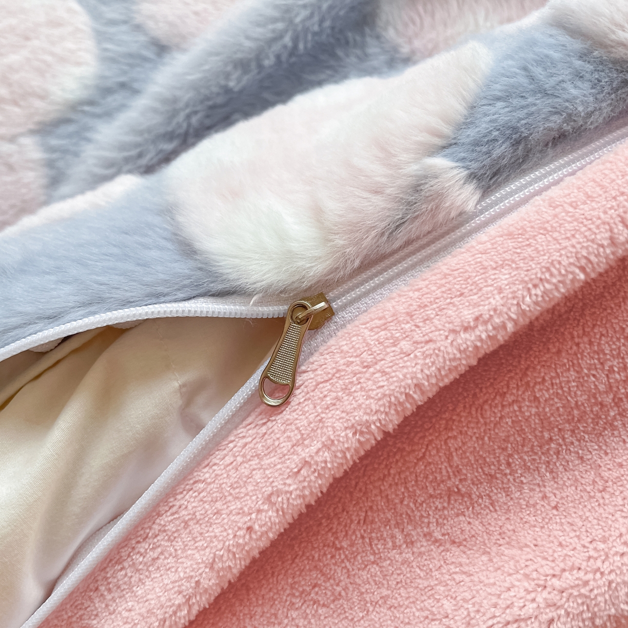 91家纺网 家纺一手货源 找家纺 雅居纺家纺 2025新款立体雕花兔绒牛奶绒四件套 小蘑菇-蓝粉