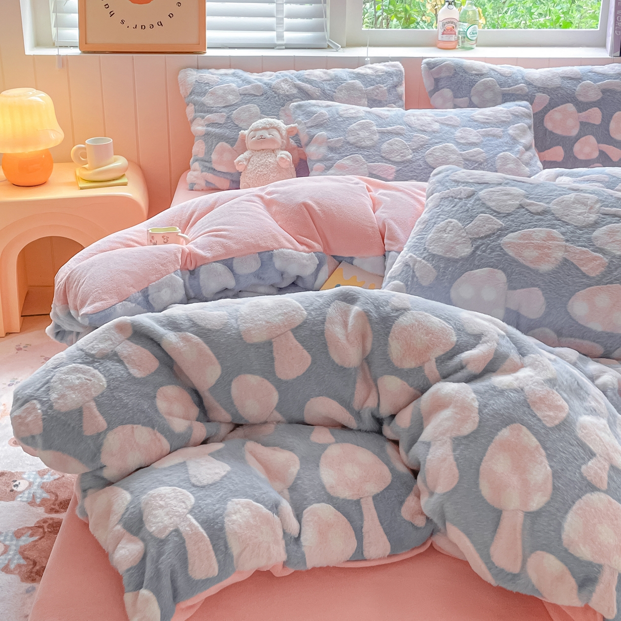 91家纺网 家纺一手货源 找家纺 雅居纺家纺 2025新款立体雕花兔绒牛奶绒四件套 小蘑菇-蓝粉