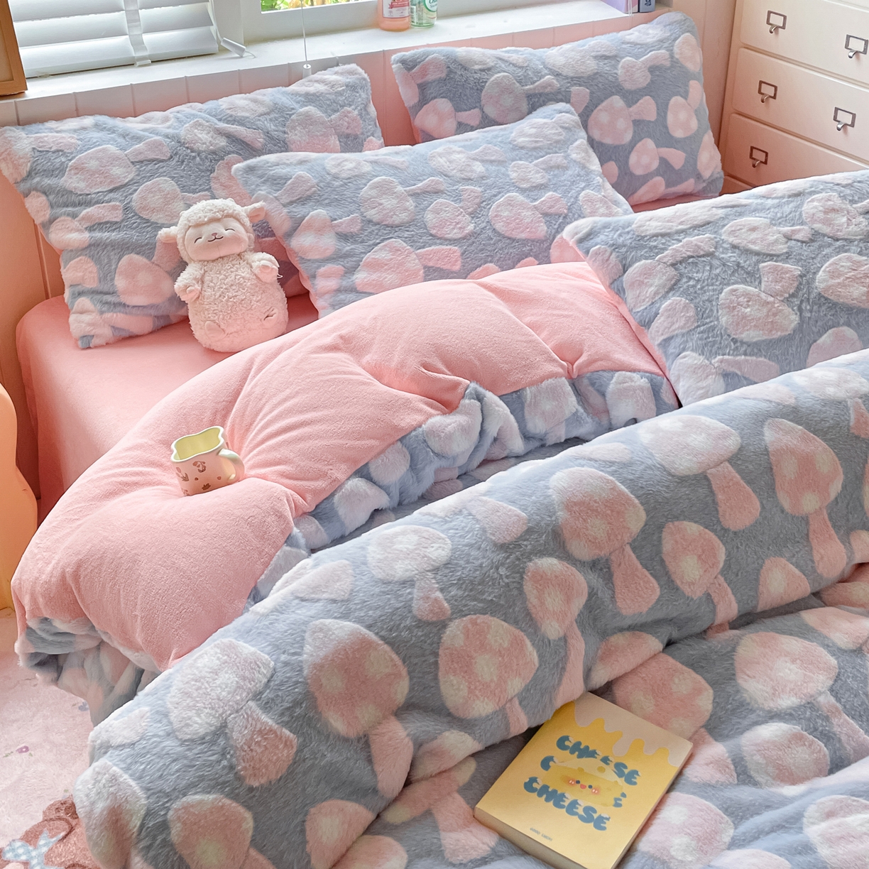 91家纺网 家纺一手货源 找家纺 雅居纺家纺 2025新款立体雕花兔绒牛奶绒四件套 小蘑菇-蓝粉