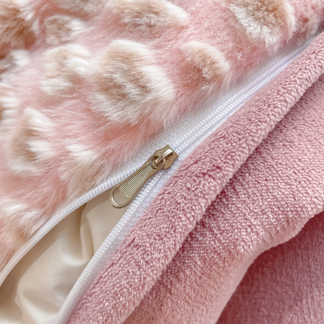 91家纺网 家纺一手货源 找家纺 雅居纺家纺 2025新款立体雕花兔绒牛奶绒四件套 豹纹-豆沙