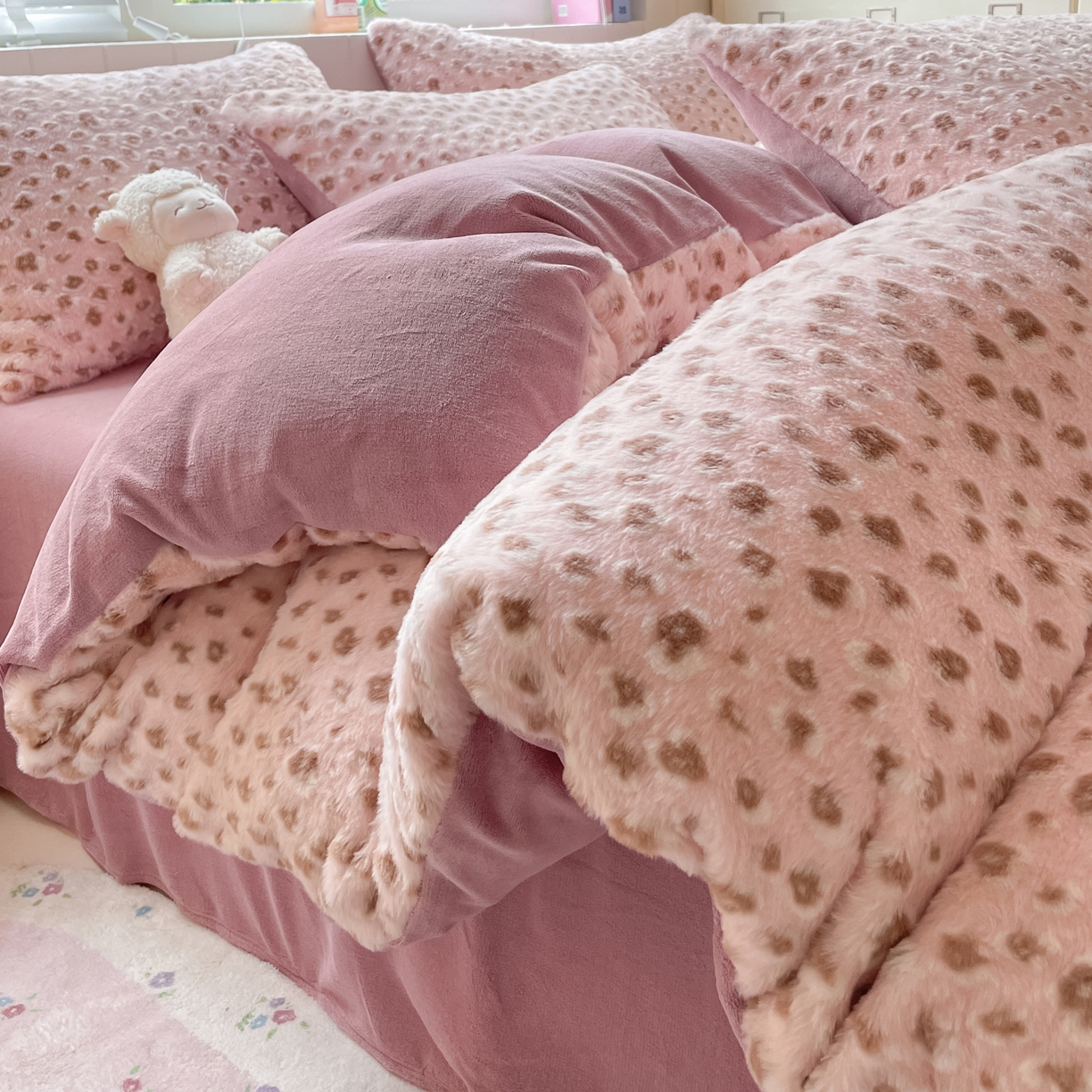 91家纺网 家纺一手货源 找家纺 雅居纺家纺 2025新款立体雕花兔绒牛奶绒四件套 豹纹-豆沙