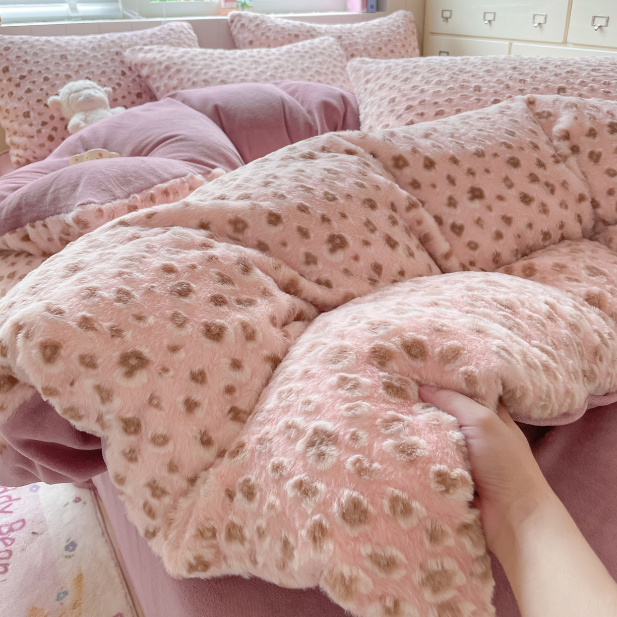 91家纺网 家纺一手货源 找家纺 雅居纺家纺 2025新款立体雕花兔绒牛奶绒四件套 豹纹-豆沙