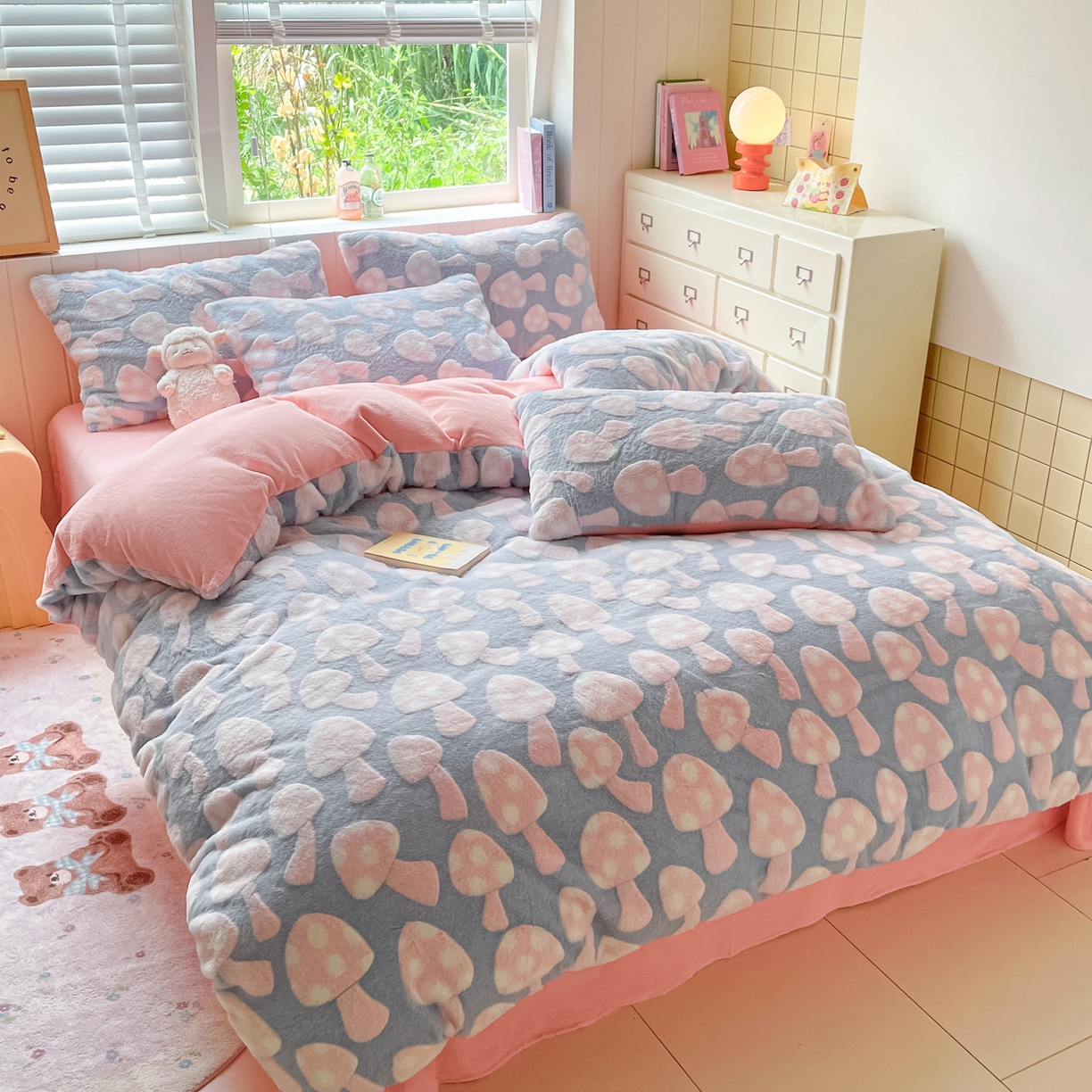 91家纺网 家纺一手货源 找家纺 雅居纺家纺 2025新款立体雕花兔绒牛奶绒四件套 小蘑菇-蓝粉