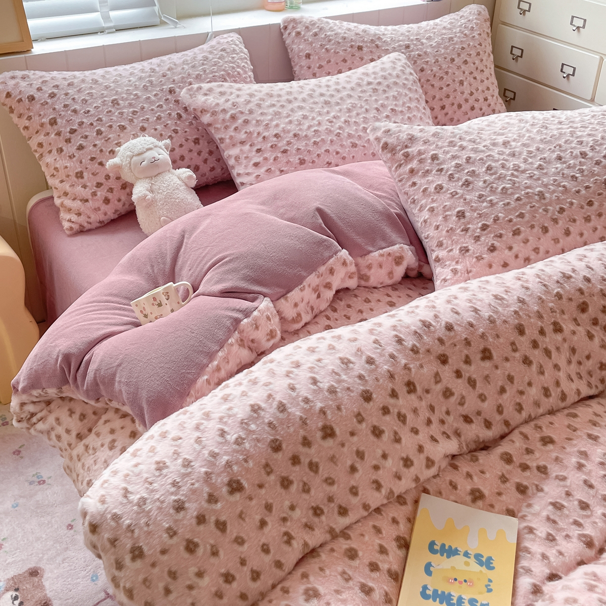 91家纺网 家纺一手货源 找家纺 雅居纺家纺 2025新款立体雕花兔绒牛奶绒四件套 豹纹-豆沙