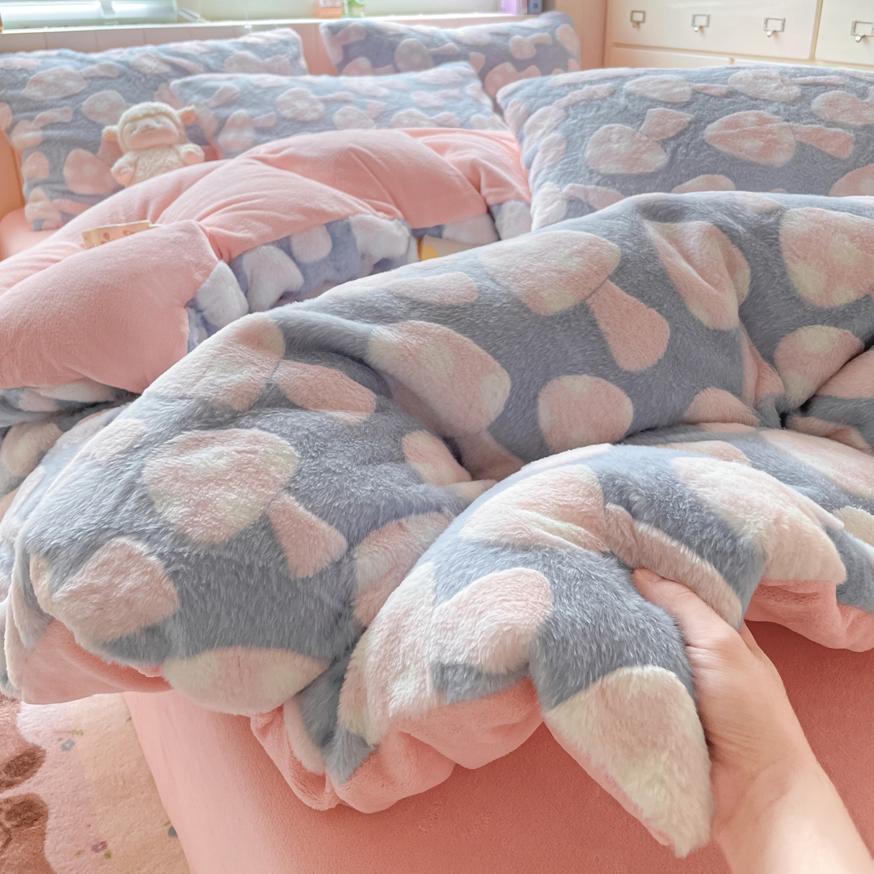 91家纺网 家纺一手货源 找家纺 雅居纺家纺 2025新款立体雕花兔绒牛奶绒四件套 小蘑菇-蓝粉