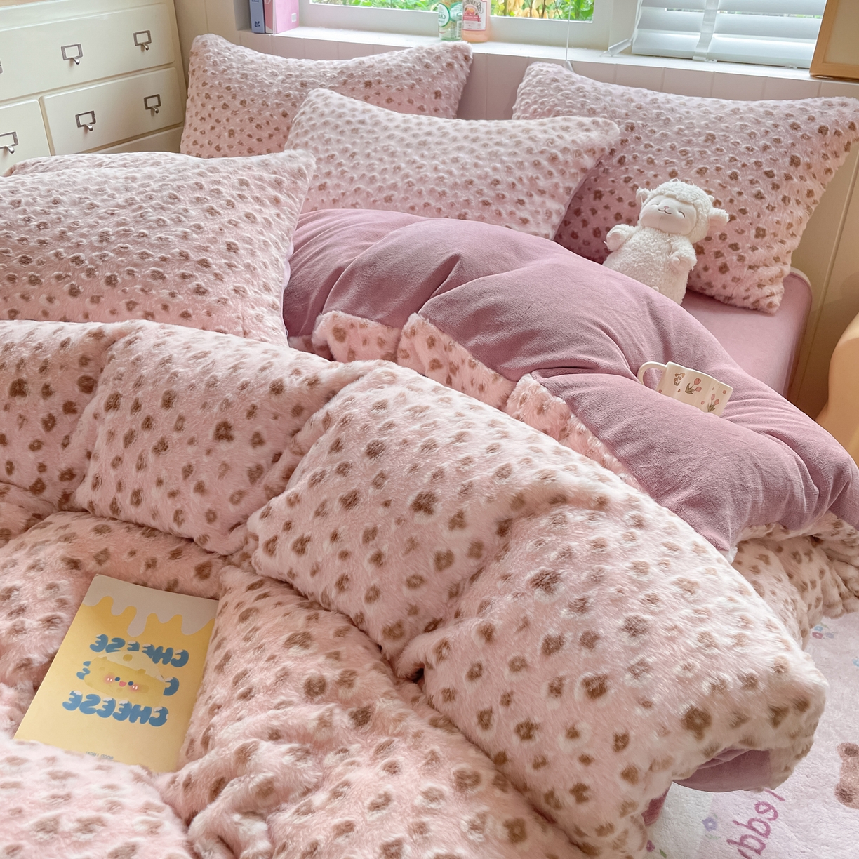 91家纺网 家纺一手货源 找家纺 雅居纺家纺 2025新款立体雕花兔绒牛奶绒四件套 豹纹-豆沙