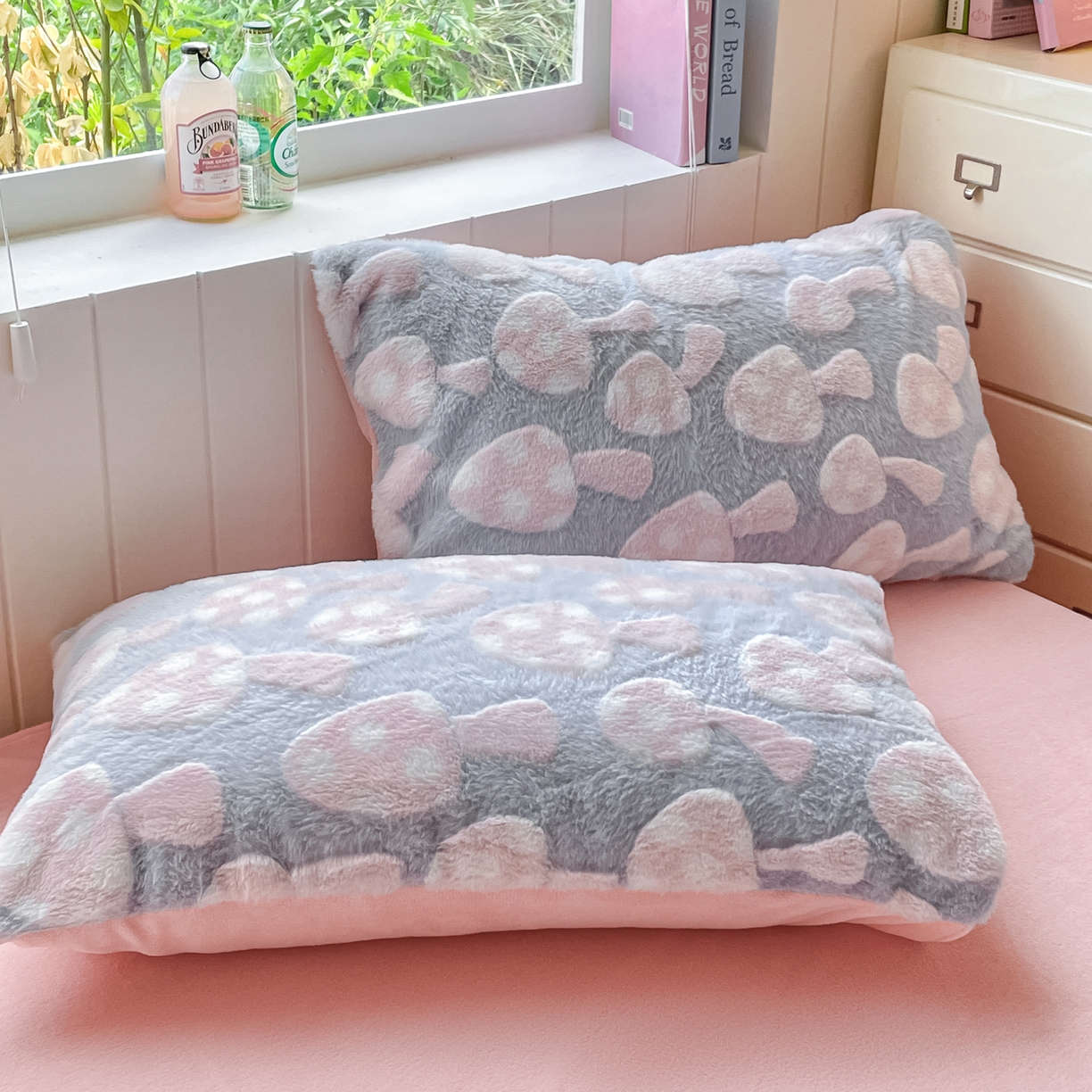 91家纺网 家纺一手货源 找家纺 雅居纺家纺 2025新款立体雕花兔绒牛奶绒四件套 小蘑菇-蓝粉