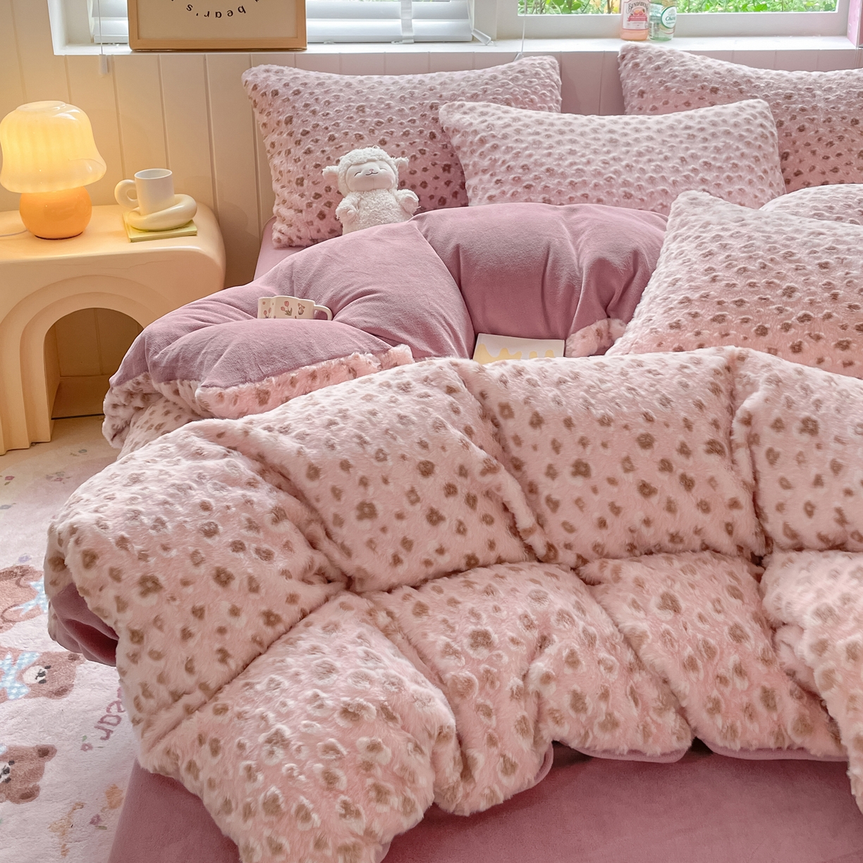 91家纺网 家纺一手货源 找家纺 雅居纺家纺 2025新款立体雕花兔绒牛奶绒四件套 豹纹-豆沙