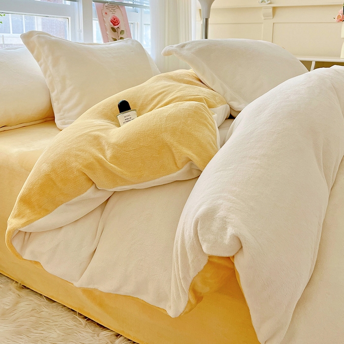91家纺网 家纺一手货源 找家纺 富馨莱 2025新款牛奶绒纯色双拼被套 双拼奶昔白+黄