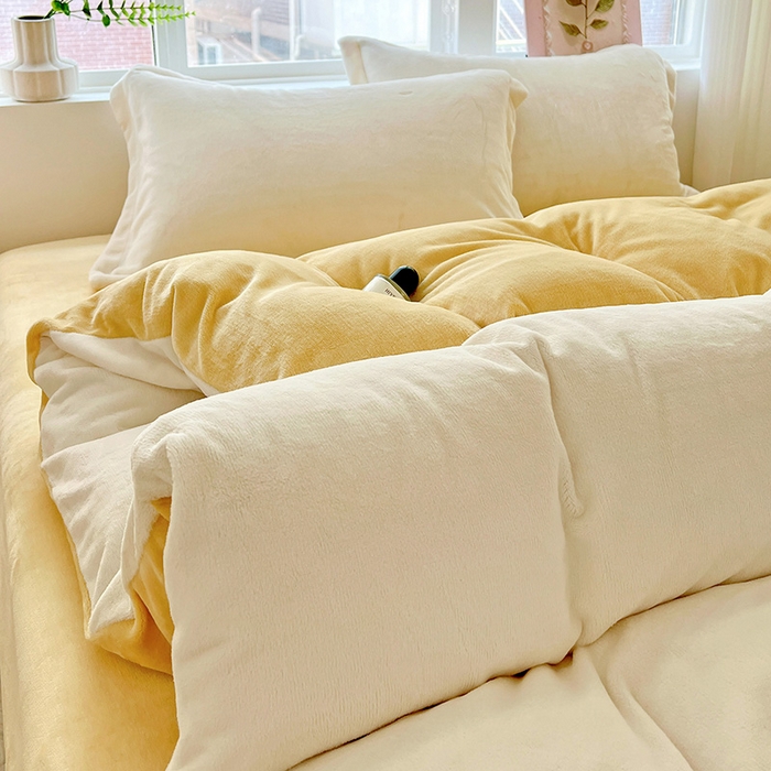 91家纺网 家纺一手货源 找家纺 富馨莱 2025新款牛奶绒纯色双拼被套 双拼奶昔白+黄