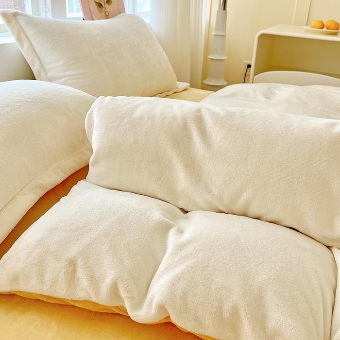 91家纺网 家纺一手货源 找家纺 富馨莱 2025新款牛奶绒纯色双拼被套 双拼奶昔白+黄