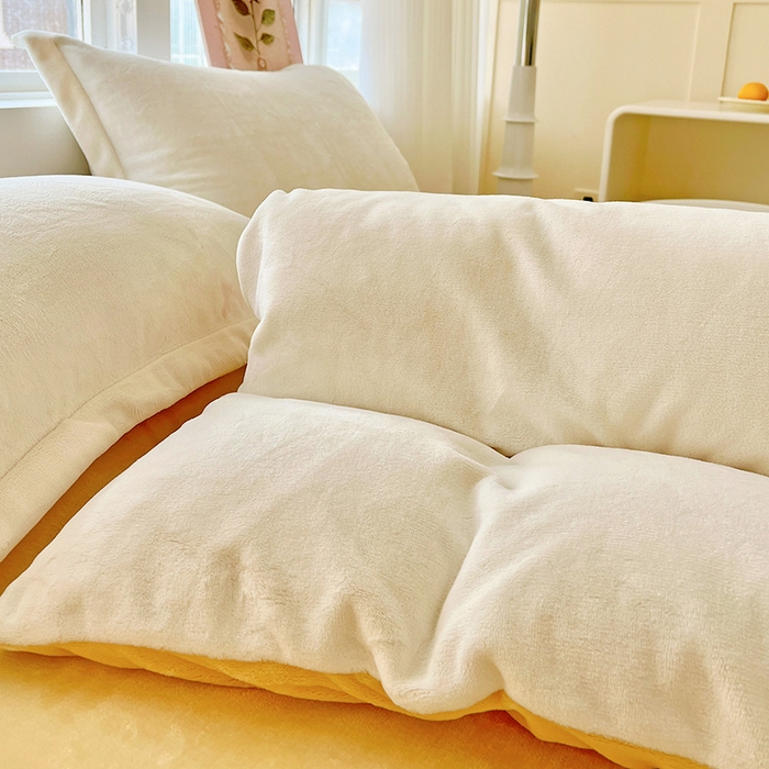 91家纺网 家纺一手货源 找家纺 富馨莱 2025新款牛奶绒纯色双拼被套 双拼奶昔白+黄