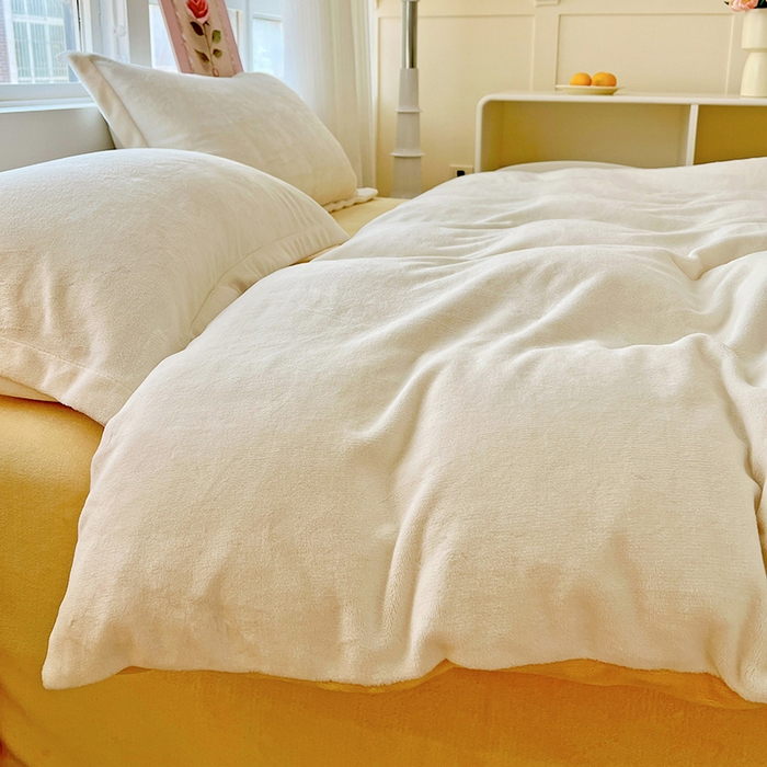 91家纺网 家纺一手货源 找家纺 富馨莱 2025新款牛奶绒纯色双拼被套 双拼奶昔白+黄