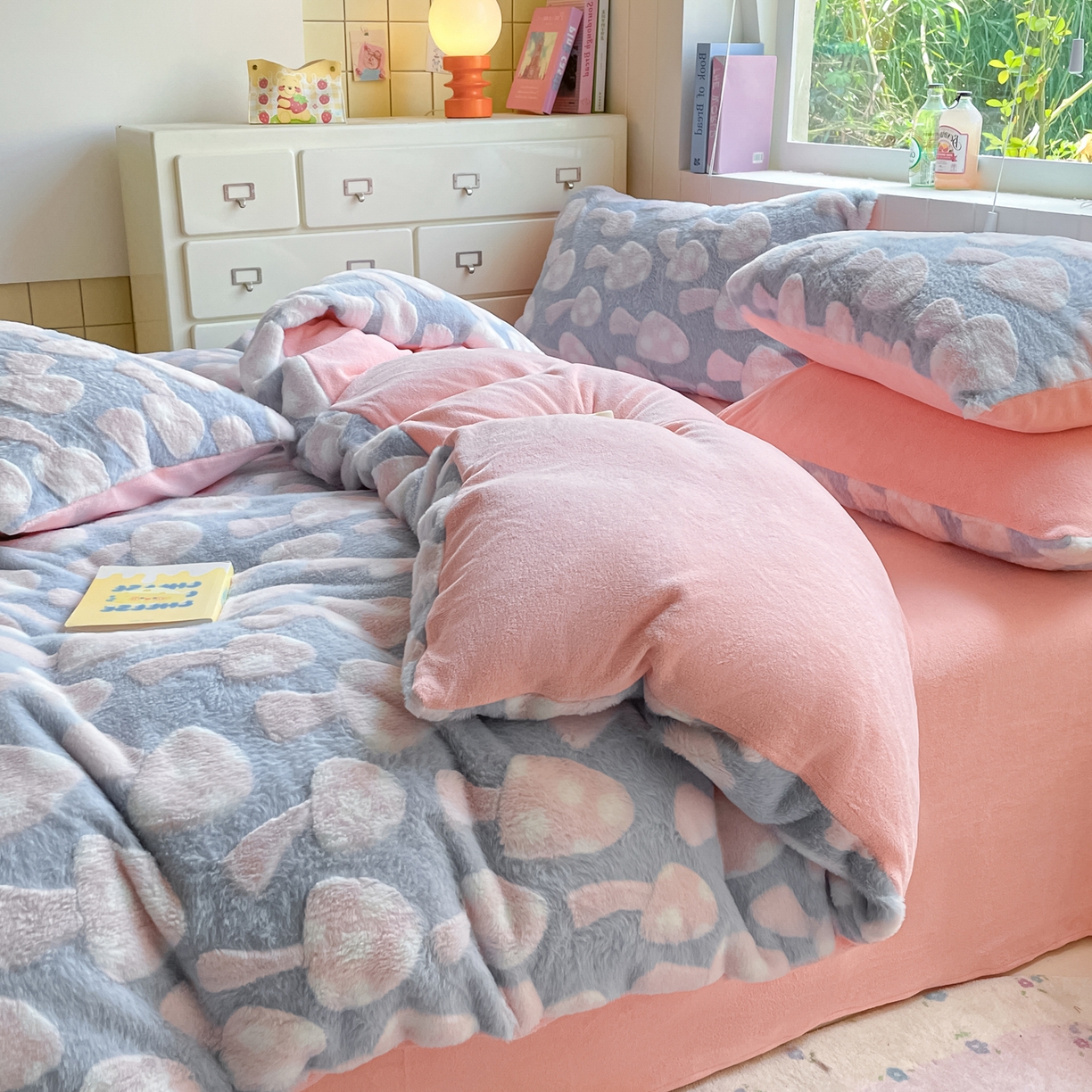 91家纺网 家纺一手货源 找家纺 雅居纺家纺 2025新款立体雕花兔绒牛奶绒四件套 小蘑菇-蓝粉