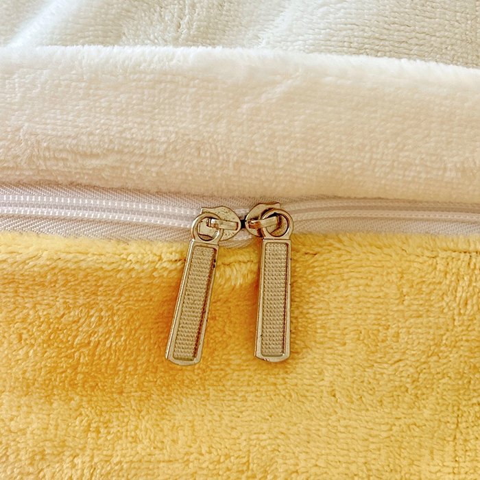 91家纺网 家纺一手货源 找家纺 富馨莱 2025新款牛奶绒纯色双拼被套 双拼奶昔白+黄