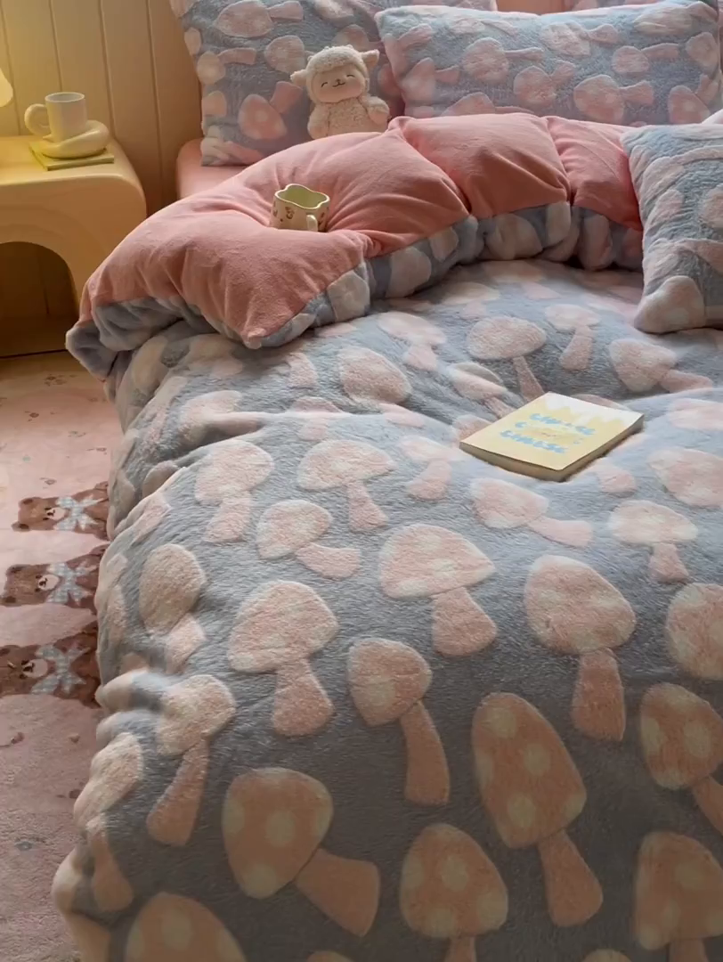 91家纺网 家纺一手货源 找家纺 雅居纺家纺 2025新款立体雕花兔绒牛奶绒四件套 小蘑菇-蓝粉