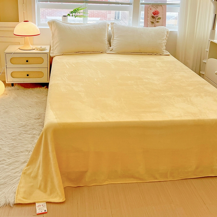 91家纺网 家纺一手货源 找家纺 富馨莱 2025新款牛奶绒纯色双拼被套 双拼奶昔白+黄