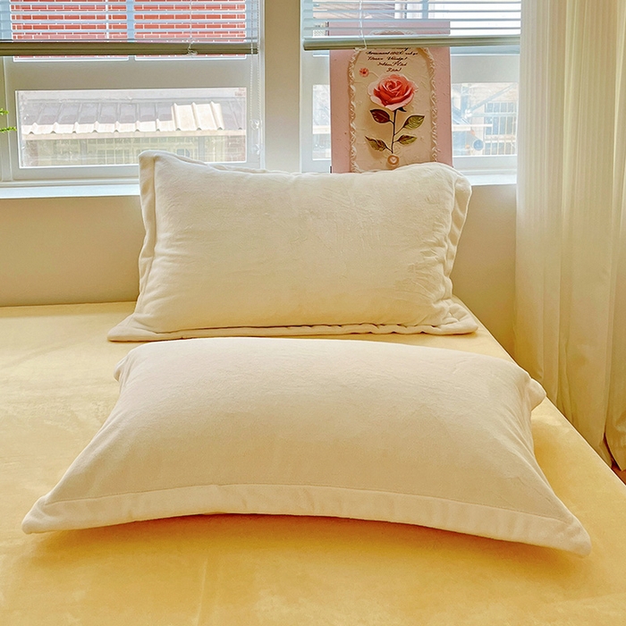 91家纺网 家纺一手货源 找家纺 富馨莱 2025新款牛奶绒纯色双拼被套 双拼奶昔白+黄