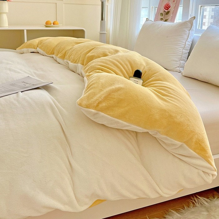 91家纺网 家纺一手货源 找家纺 富馨莱 2025新款牛奶绒纯色双拼被套 双拼奶昔白+黄