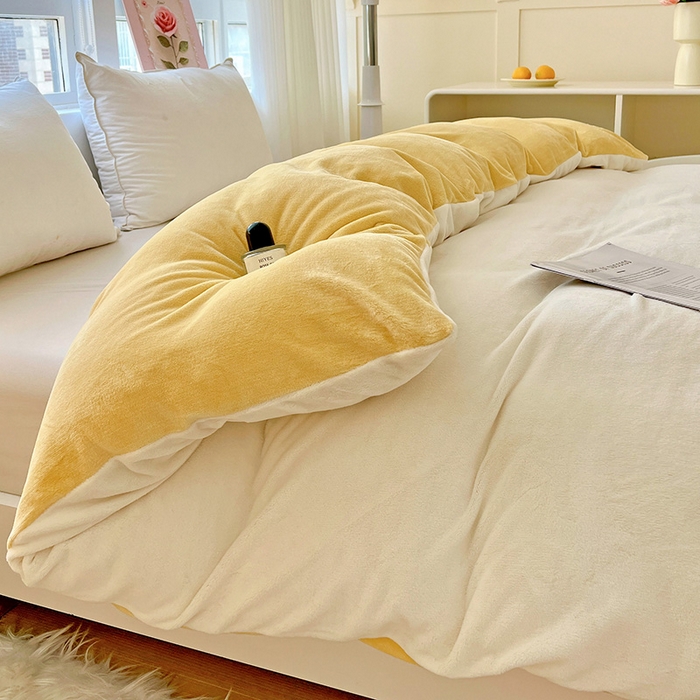 91家纺网 家纺一手货源 找家纺 富馨莱 2025新款牛奶绒纯色双拼被套 双拼奶昔白+黄