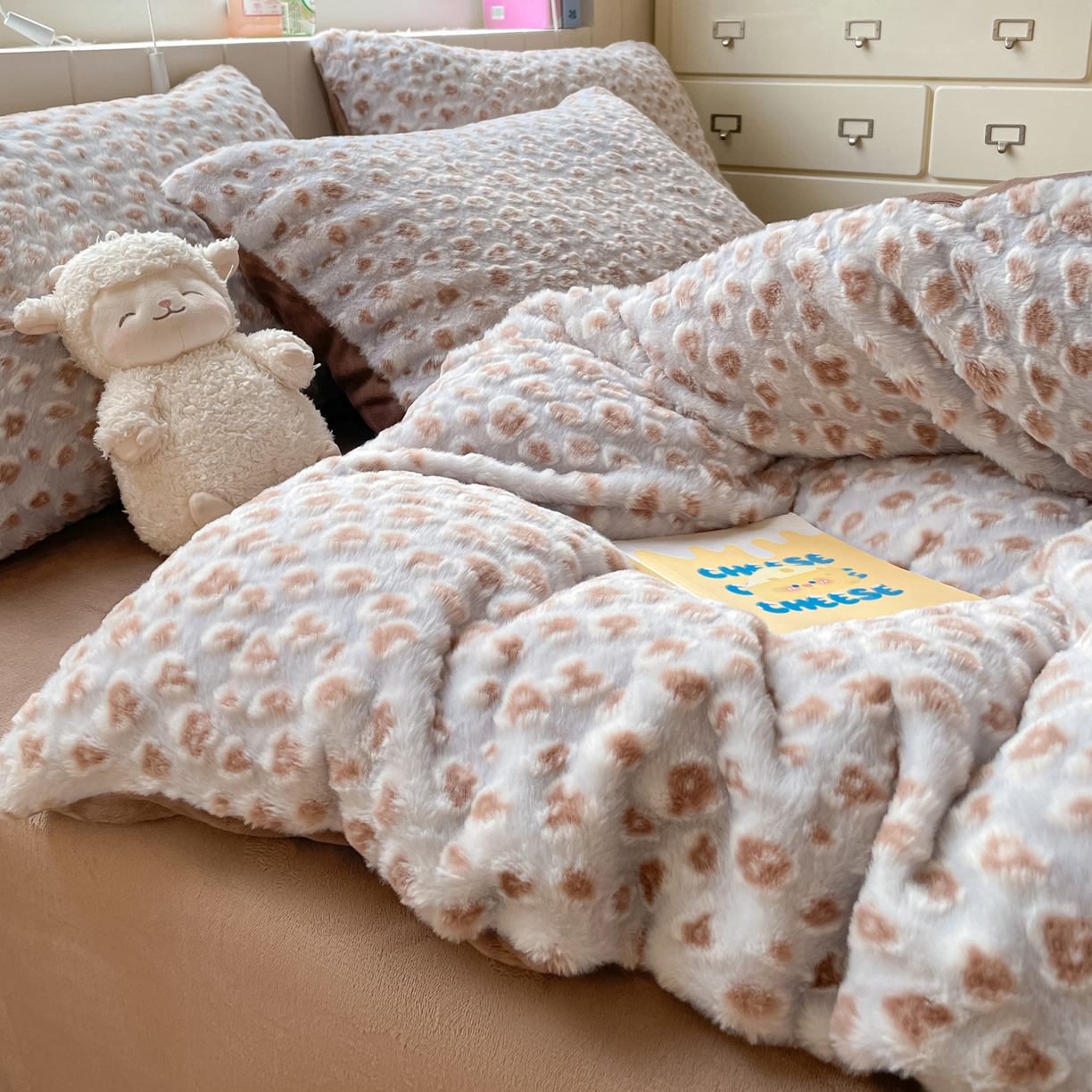 91家纺网 家纺一手货源 找家纺 雅居纺家纺 2025新款立体雕花兔绒牛奶绒四件套 豹纹-咖啡