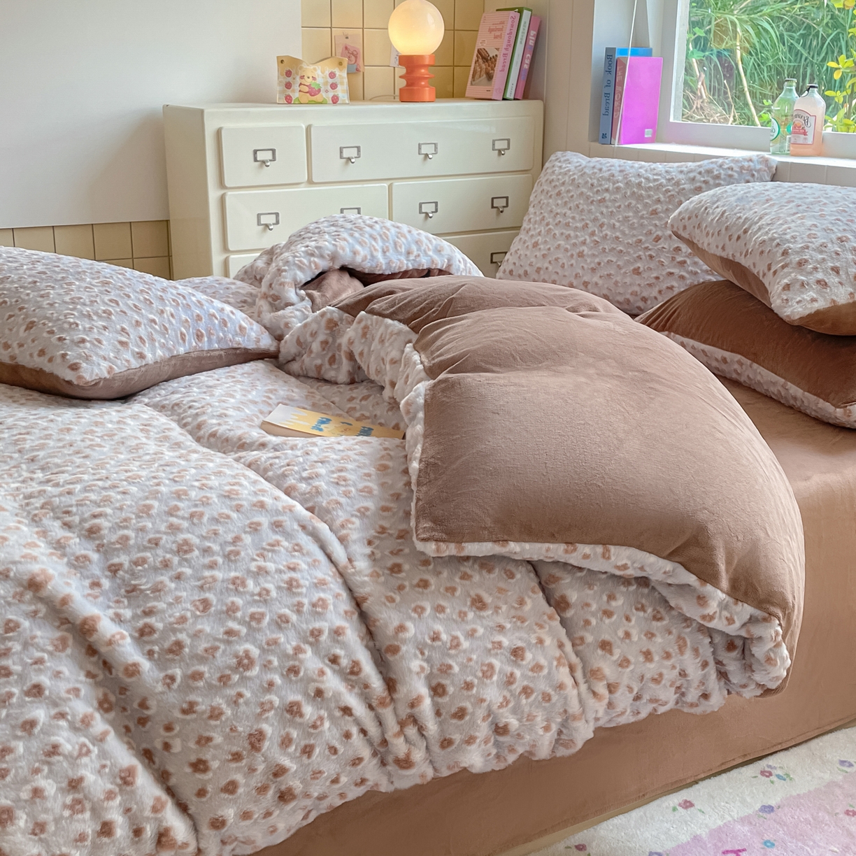 91家纺网 家纺一手货源 找家纺 雅居纺家纺 2025新款立体雕花兔绒牛奶绒四件套 豹纹-咖啡