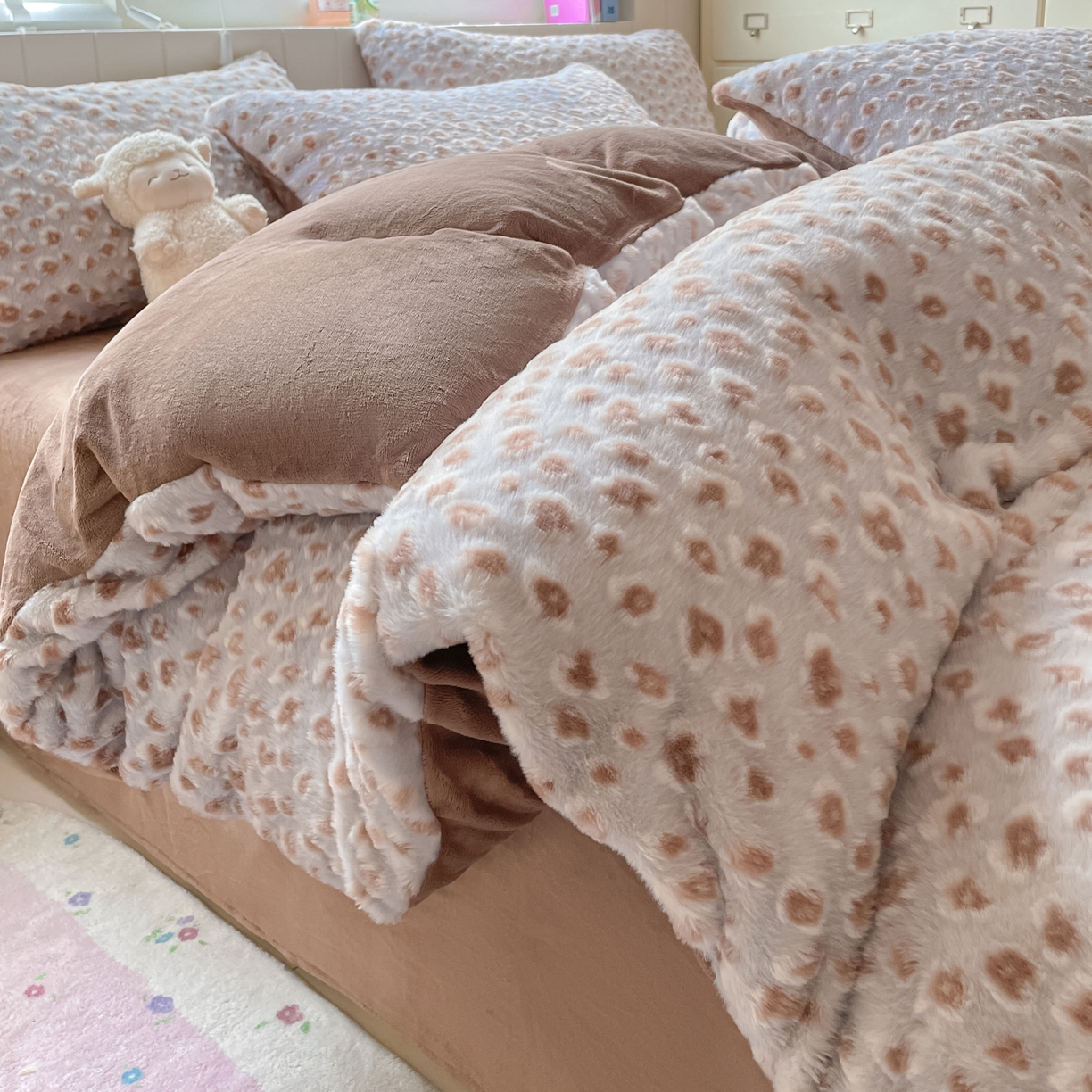 91家纺网 家纺一手货源 找家纺 雅居纺家纺 2025新款立体雕花兔绒牛奶绒四件套 豹纹-咖啡