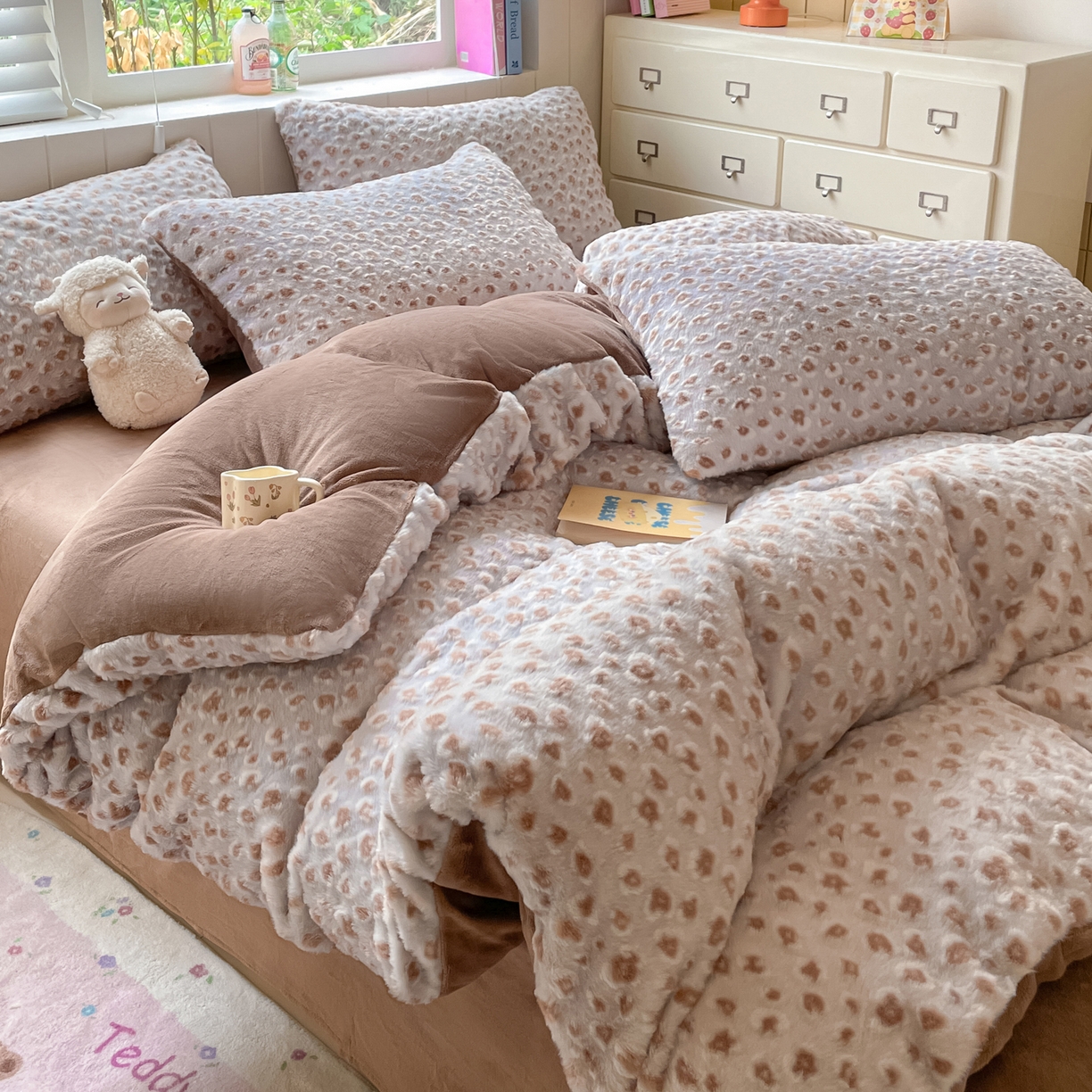 91家纺网 家纺一手货源 找家纺 雅居纺家纺 2025新款立体雕花兔绒牛奶绒四件套 豹纹-咖啡