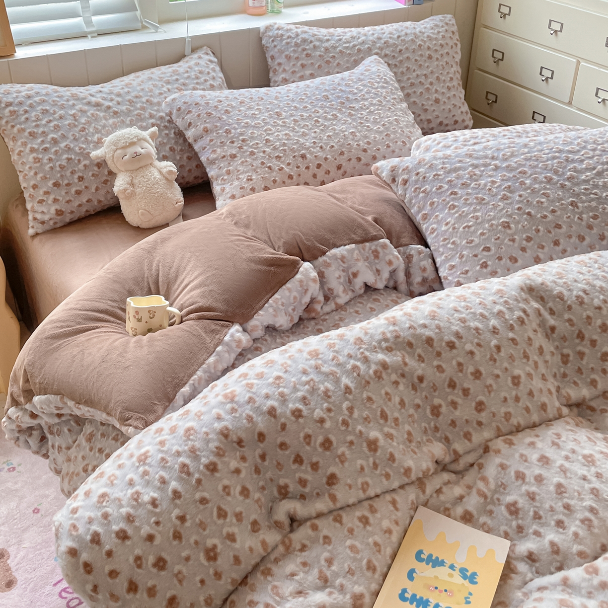 91家纺网 家纺一手货源 找家纺 雅居纺家纺 2025新款立体雕花兔绒牛奶绒四件套 豹纹-咖啡