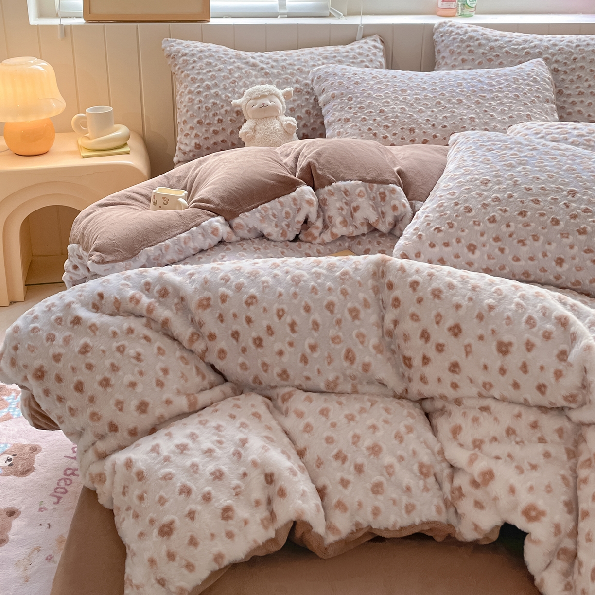 91家纺网 家纺一手货源 找家纺 雅居纺家纺 2025新款立体雕花兔绒牛奶绒四件套 豹纹-咖啡