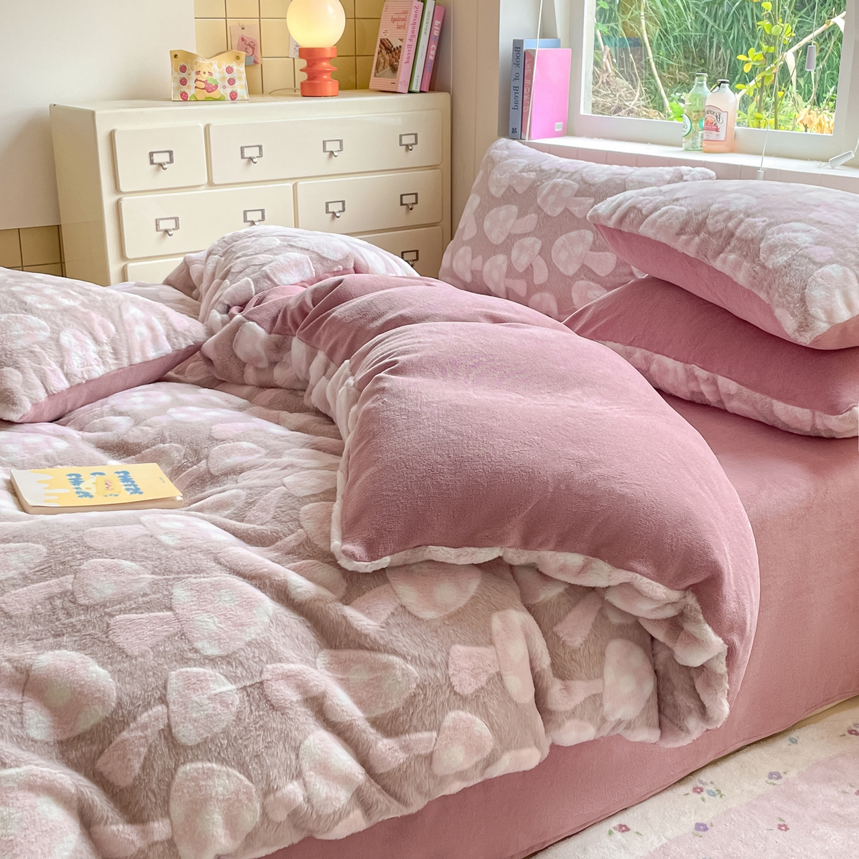 91家纺网 家纺一手货源 找家纺 雅居纺家纺 2025新款立体雕花兔绒牛奶绒四件套 小蘑菇-豆沙