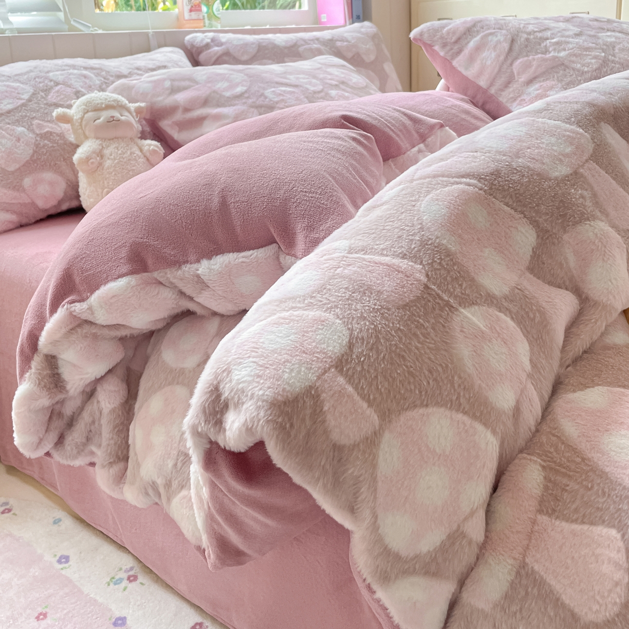 91家纺网 家纺一手货源 找家纺 雅居纺家纺 2025新款立体雕花兔绒牛奶绒四件套 小蘑菇-豆沙