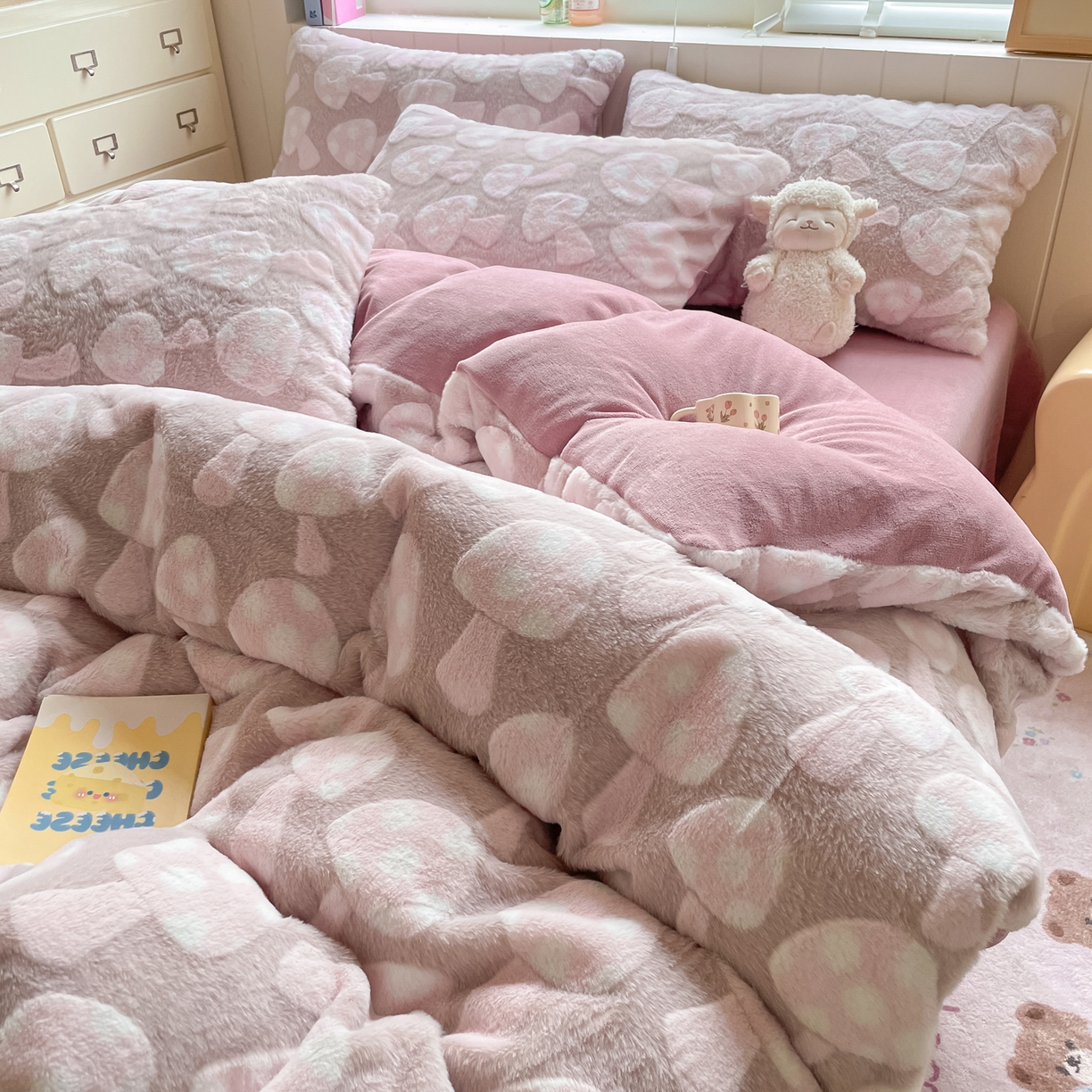 91家纺网 家纺一手货源 找家纺 雅居纺家纺 2025新款立体雕花兔绒牛奶绒四件套 小蘑菇-豆沙