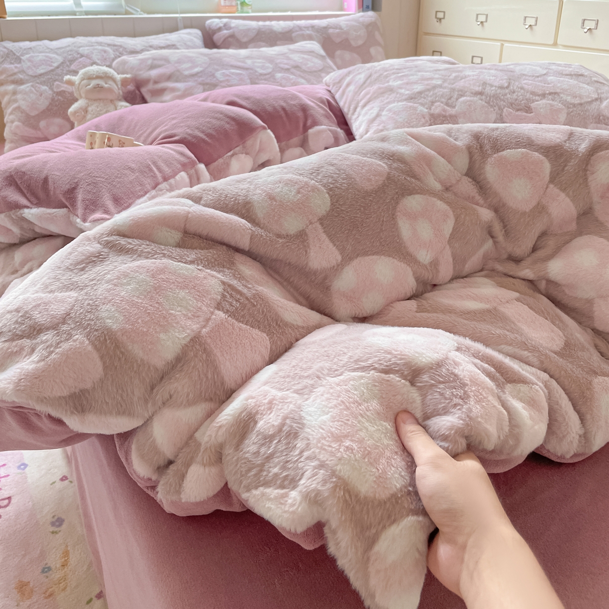 91家纺网 家纺一手货源 找家纺 雅居纺家纺 2025新款立体雕花兔绒牛奶绒四件套 小蘑菇-豆沙