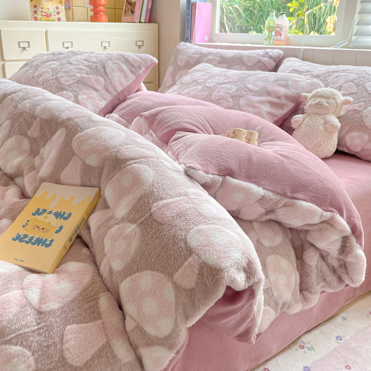 91家纺网 家纺一手货源 找家纺 雅居纺家纺 2025新款立体雕花兔绒牛奶绒四件套 小蘑菇-豆沙