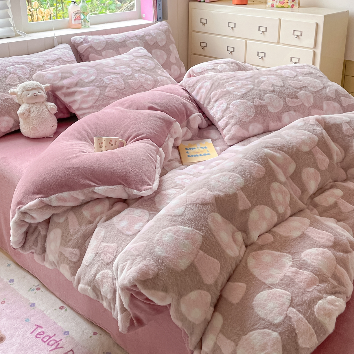 91家纺网 家纺一手货源 找家纺 雅居纺家纺 2025新款立体雕花兔绒牛奶绒四件套 小蘑菇-豆沙